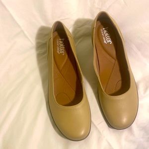 Brand new Hotter beige pumps. Size 9.